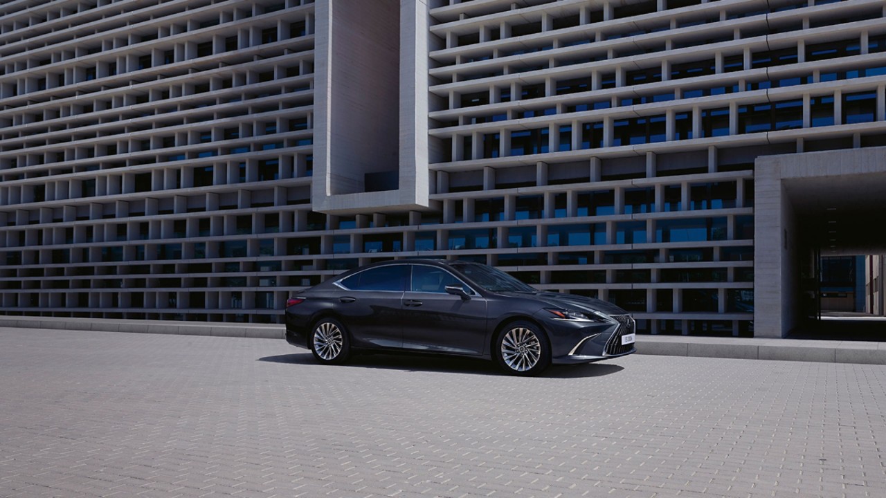 Lexus ES 300h parked outside a building